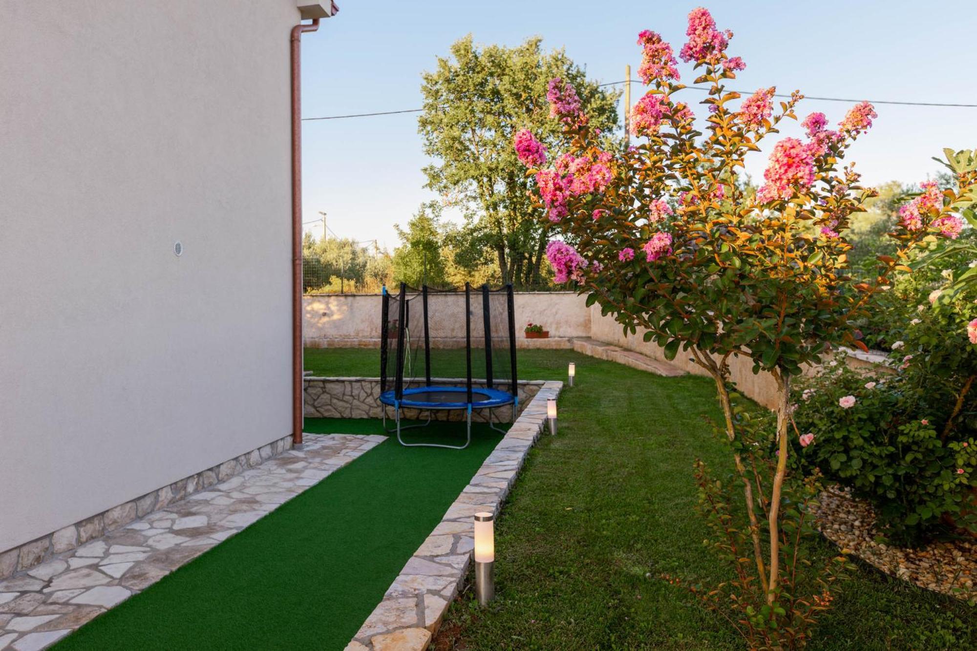 Villa Sara - Perfect Family Holiday Brzac Exterior photo